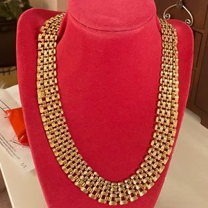 Pretty gold necklace.